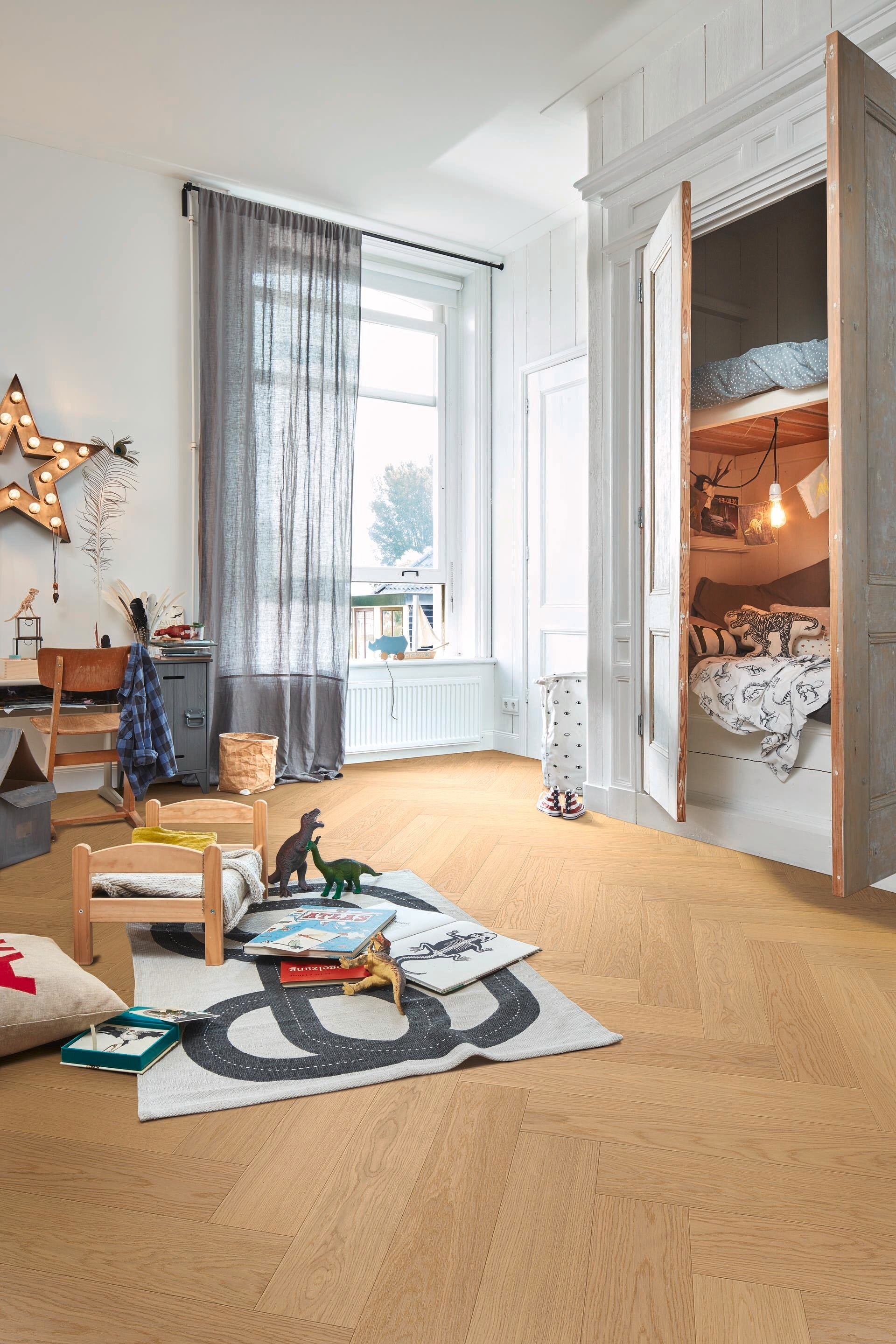 Meister PS 500 Tammi Pure Harmonious -kalanruotoparketti asennettuna lastenhuoneessa
