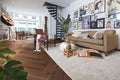 Meister PS 500 Pähkinäpuu American walnut lively -kalanruotoparketti asennettuna olohuoneessa