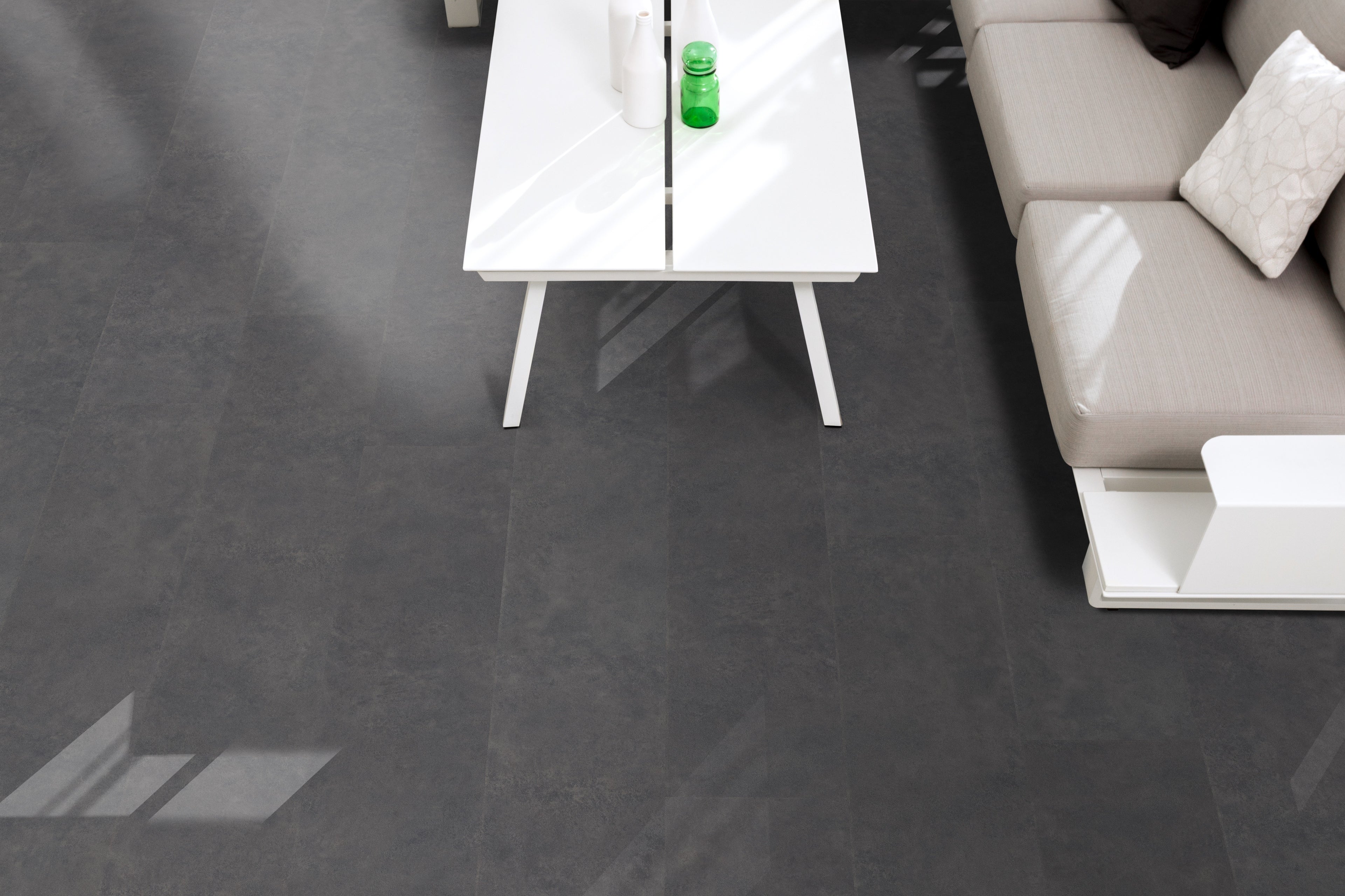 Golvabia Maxwear Stone Basalt vinyylikorkkilattia asennettuna olohuoneessa