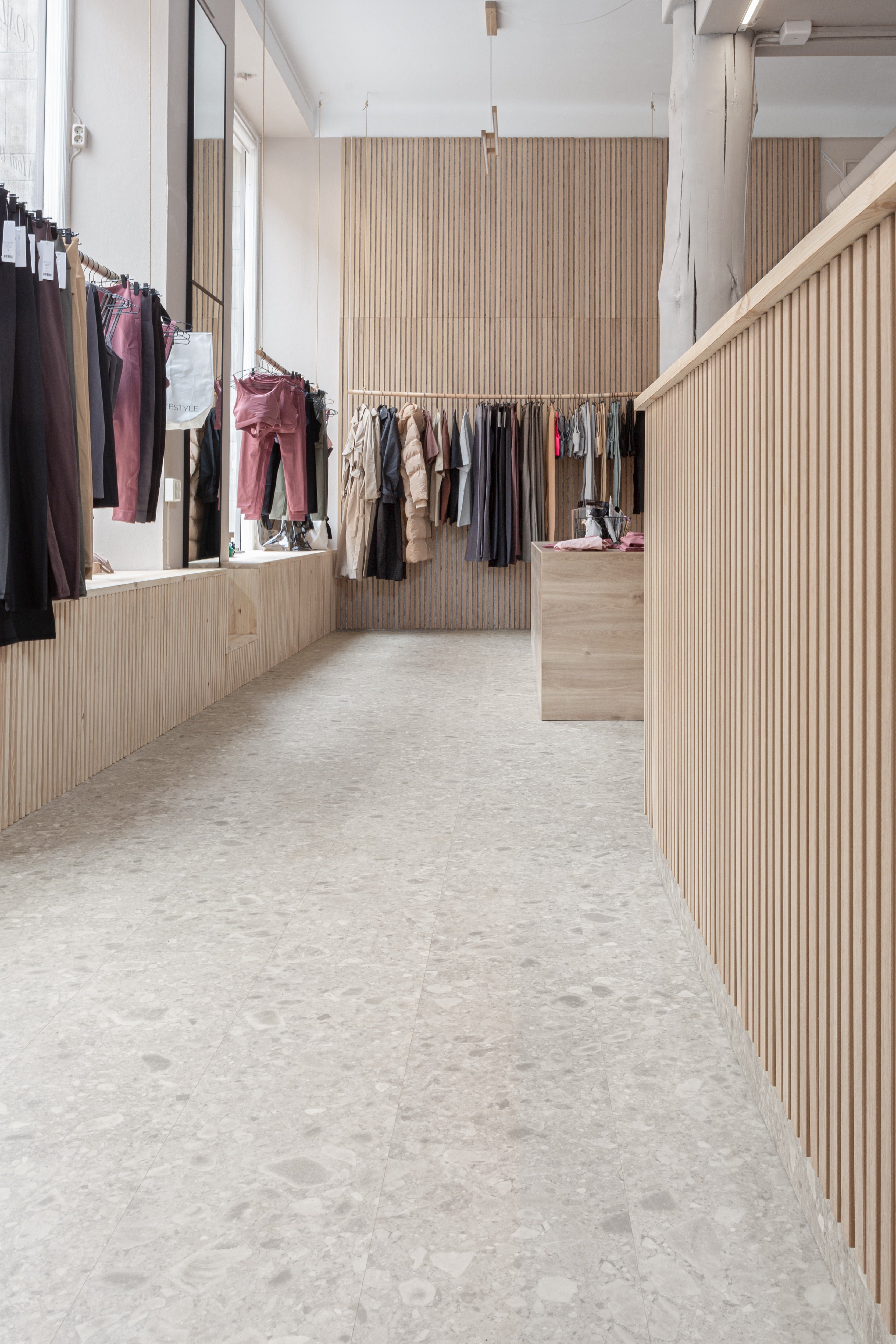 Golvabia Maxwear Stone Ceppo Sand vinyylikorkkilattia kaupallisessa tilassa