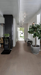 Kährs Tammi Charcoal Light -lankkuparketti asennettuna modernissa eteistilassa