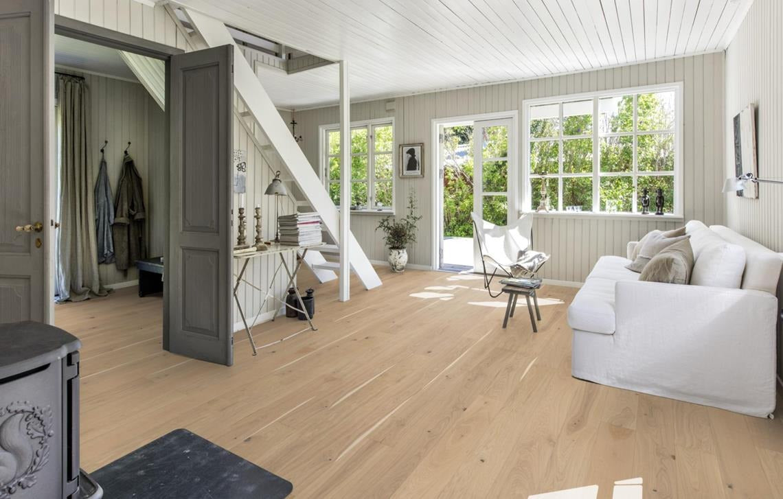 Kährs Tammi Eggshell -lankkuparketti asennettuna valoisassa olohuoneessa