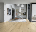 Kährs Tammi Frosted Oak -lankkuparketti asennettuna modernissa olohuoneessa