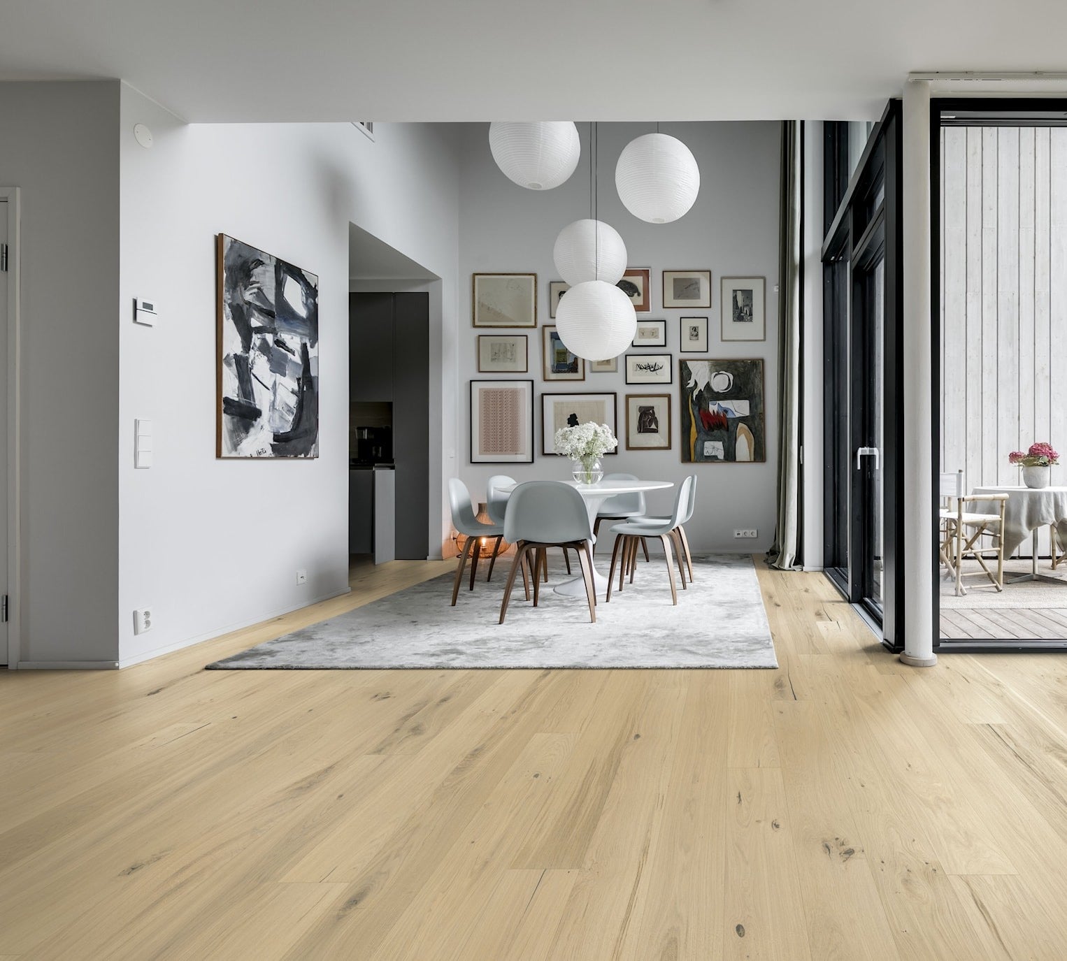 Kährs Tammi Frosted Oak -lankkuparketti asennettuna modernissa olohuoneessa