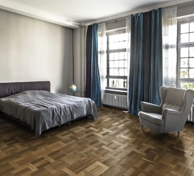 Kährs Palazzo Fumo tammiparketti sisustuskuva makuuhuoneessa verhoilla