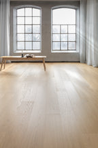 Golvabia Maxwood XL Oak Nature Raw lankkuparketti valoisassa tilassa suurten ikkunoiden edessä