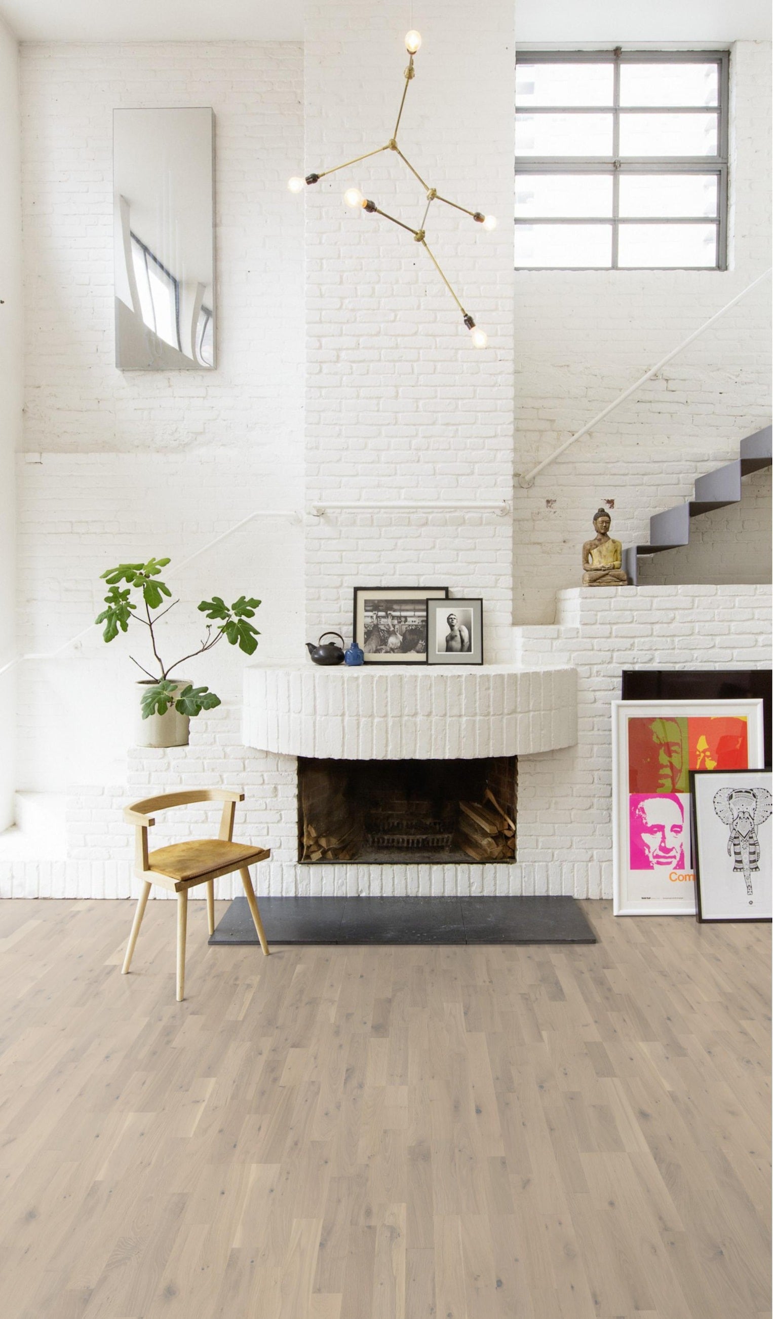 Kährs Tammi Loft White -lautaparketti asennettuna valoisassa olohuoneessa takan edessä
