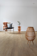 Golvabia Maxwear Oak Classic vinyylikorkkilattia asennettuna valoisassa tilassa