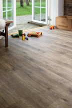 Golvabia Maxwear Oak Dusk vinyylikorkkilattia sisustuksessa