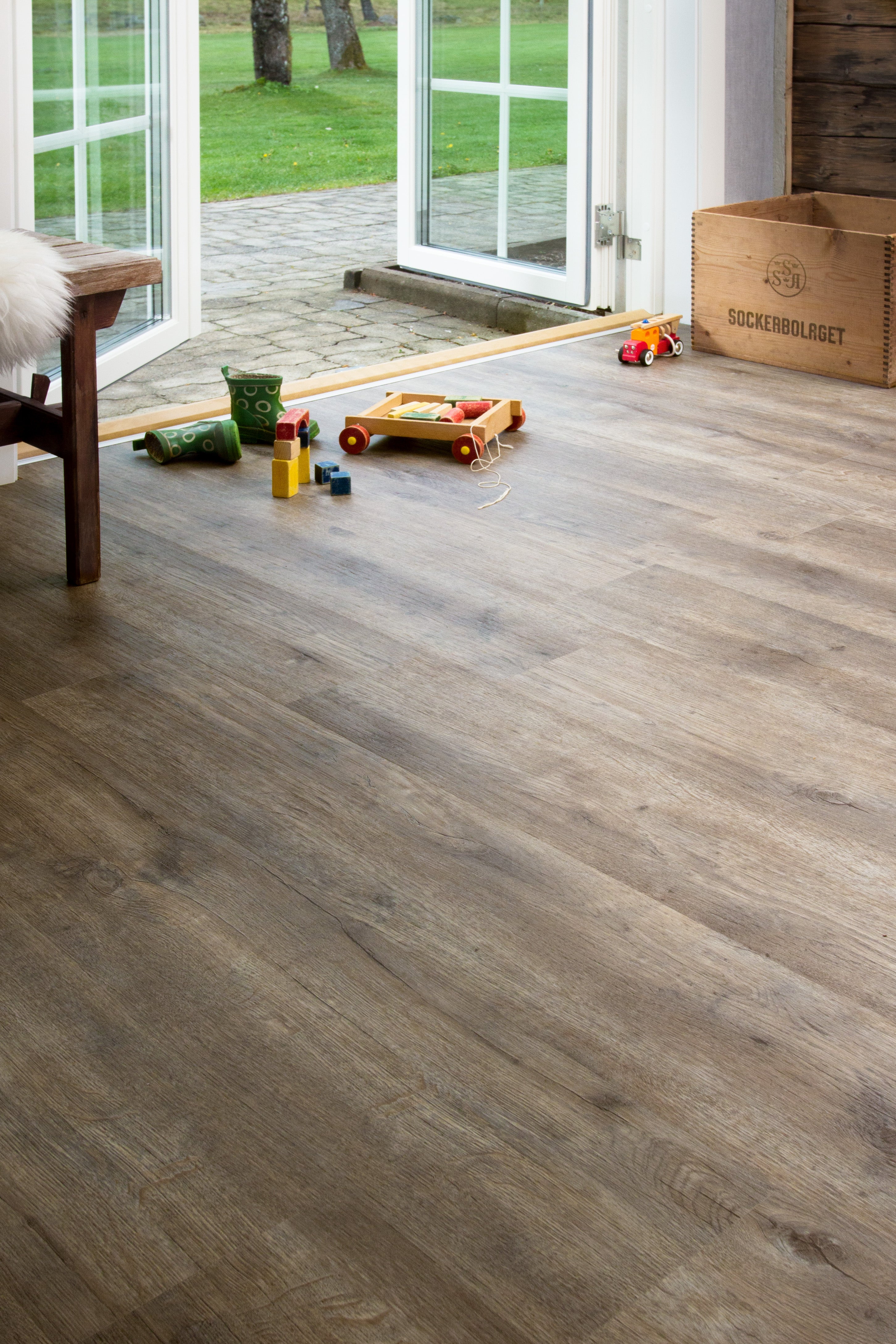 Golvabia Maxwear Oak Dusk vinyylikorkkilattia sisustuksessa