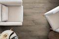 Golvabia Maxwear Oak Dusk vinyylikorkkilattia asennettuna olohuoneessa