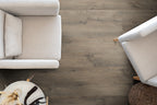 Golvabia Maxwear Oak Dusk vinyylikorkkilattia asennettuna olohuoneessa