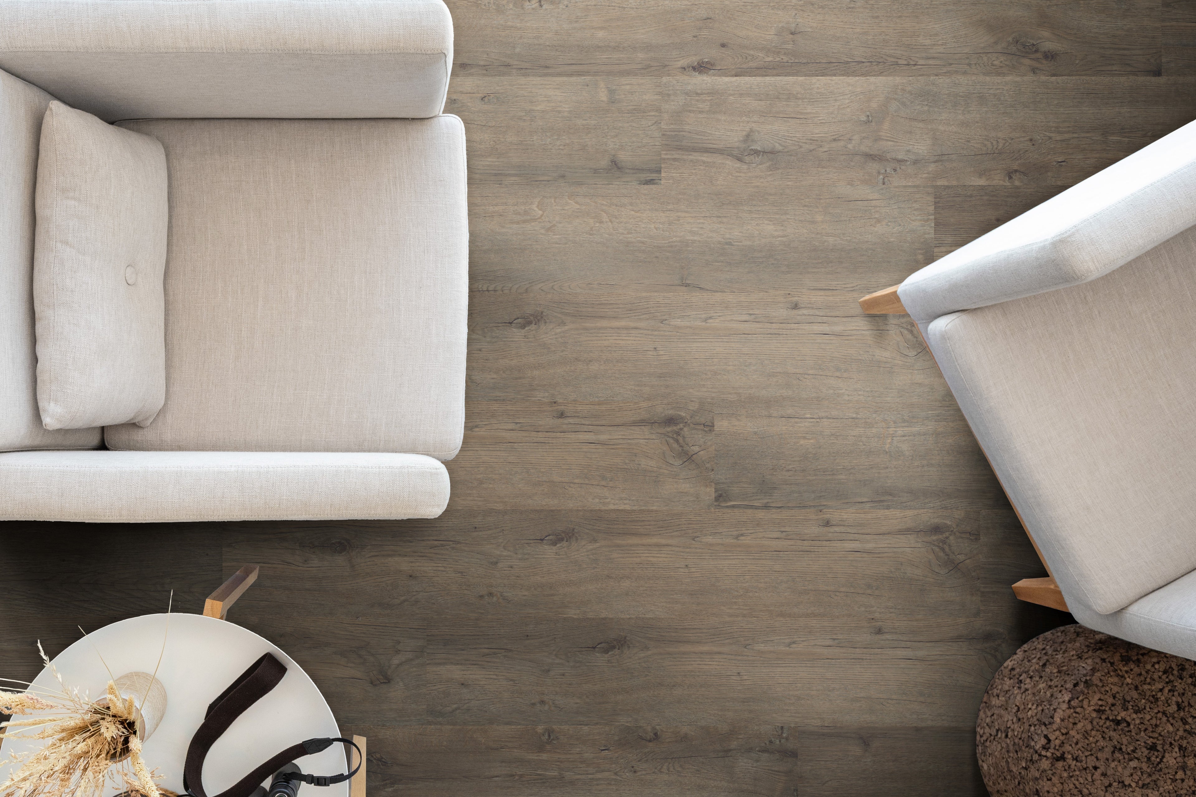 Golvabia Maxwear Oak Dusk vinyylikorkkilattia asennettuna olohuoneessa