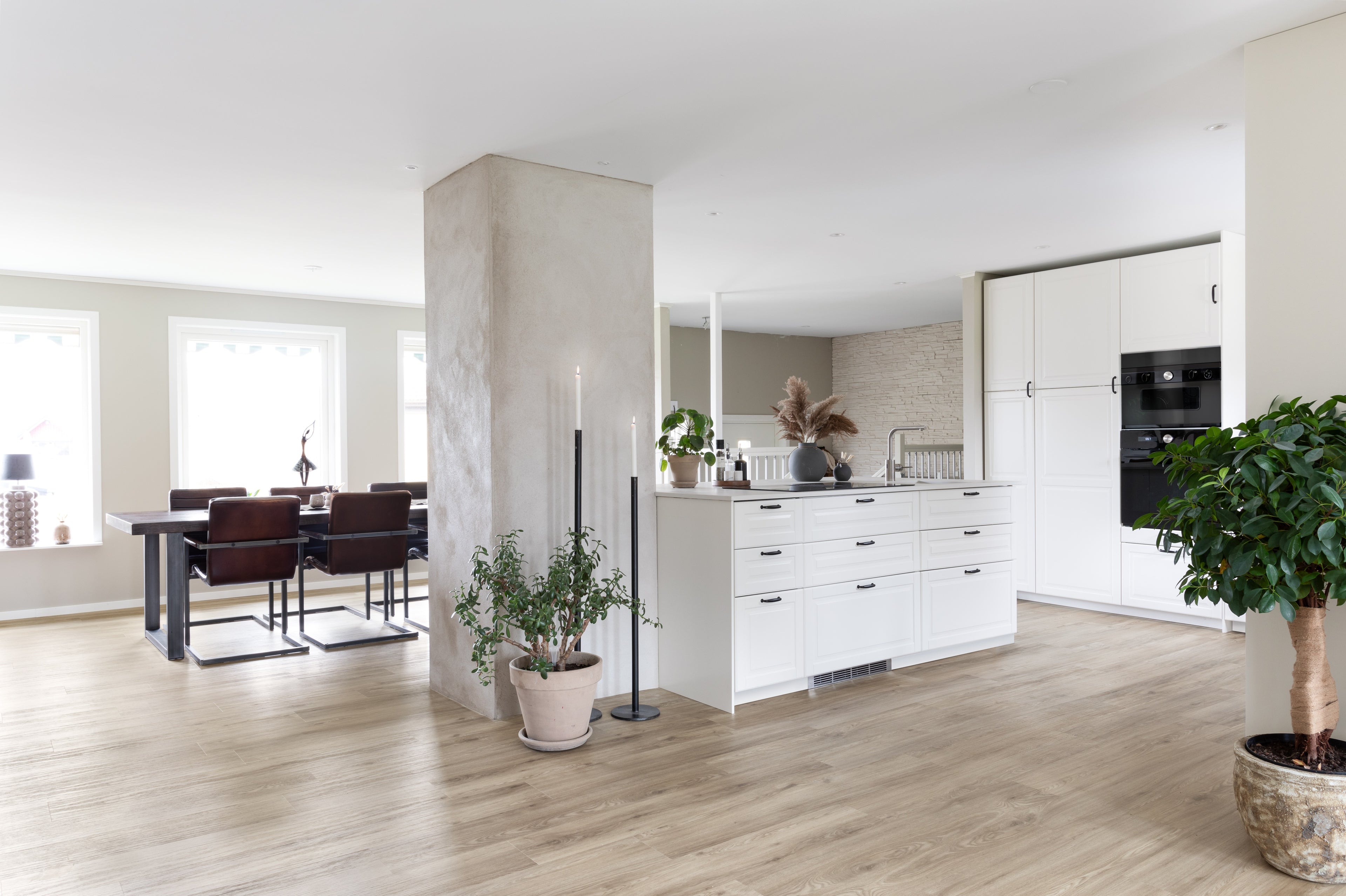 Golvabia Maxwear Oak Greige vinyylikorkkilattia asennettuna olohuoneessa