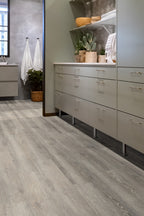 Golvabia Maxwear Oak Grey vinyylikorkkilattia asennettuna kodinhoitohuoneessa