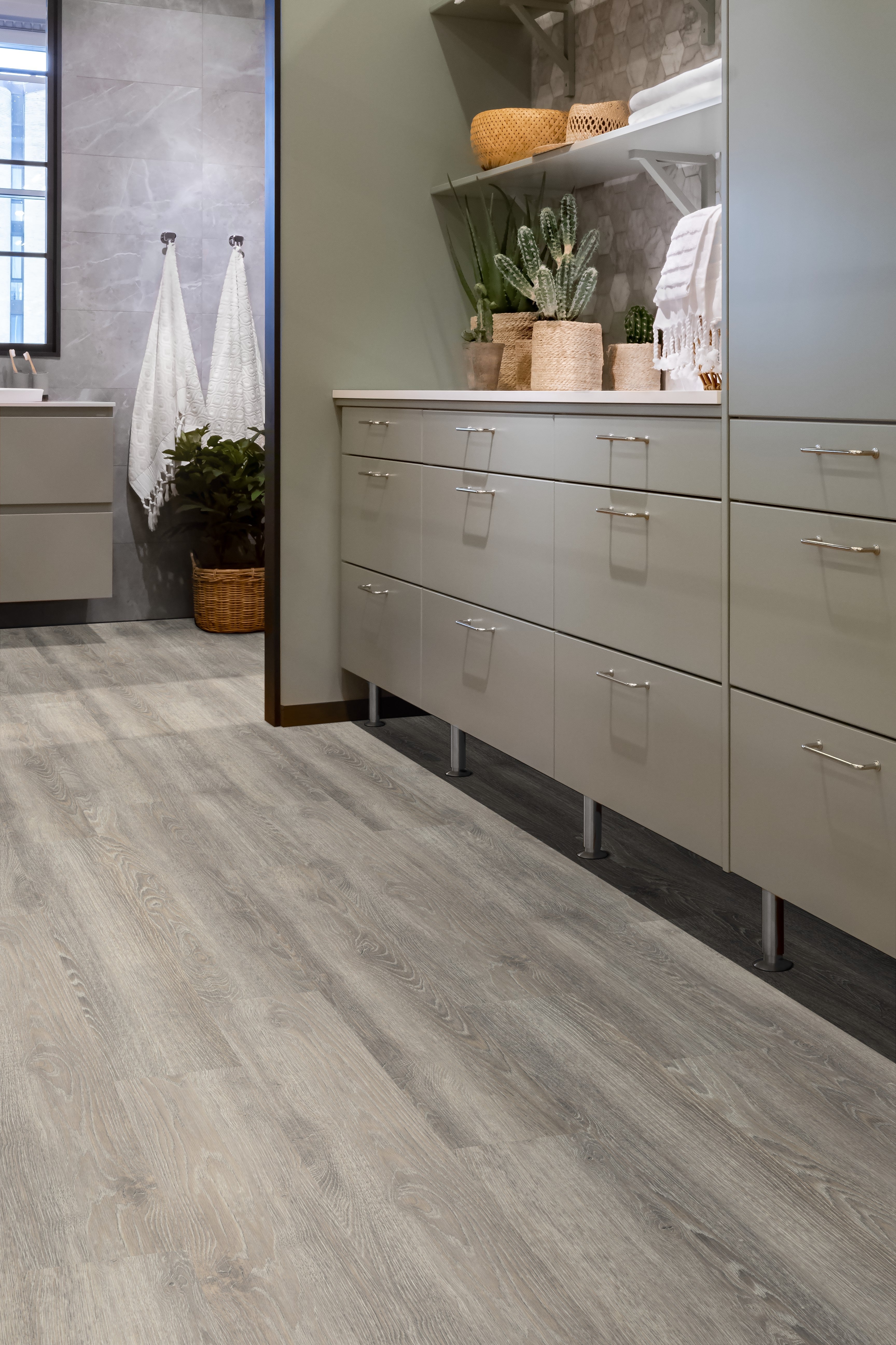 Golvabia Maxwear Oak Grey vinyylikorkkilattia asennettuna kodinhoitohuoneessa