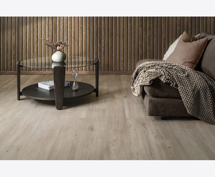 Golvabia Maxwear Oak Pearl vinyylikorkkilattia sisustuskuva olohuoneessa