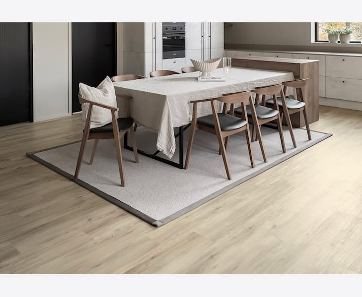 Golvabia Maxwear Oak Raw vinyylikorkkilattia sisustuskuva ruokailutilassa