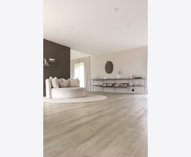 Golvabia Maxwear Oak Raw vinyylikorkkilattia sisustuskuva olohuoneessa