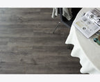 Golvabia Maxwear Oak Smokey vinyylikorkkilattia asennettuna ruokailutilassa