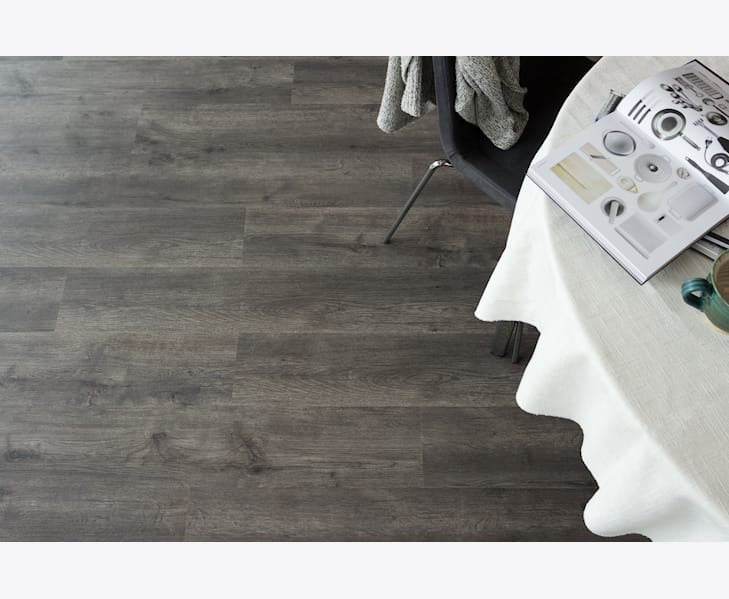 Golvabia Maxwear Oak Smokey vinyylikorkkilattia asennettuna ruokailutilassa