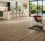 Vaaleanharmaa Parador Modular ONE Oak Pure Pearl Grey -design-lattia avarassa keittiössä ja olohuoneessa