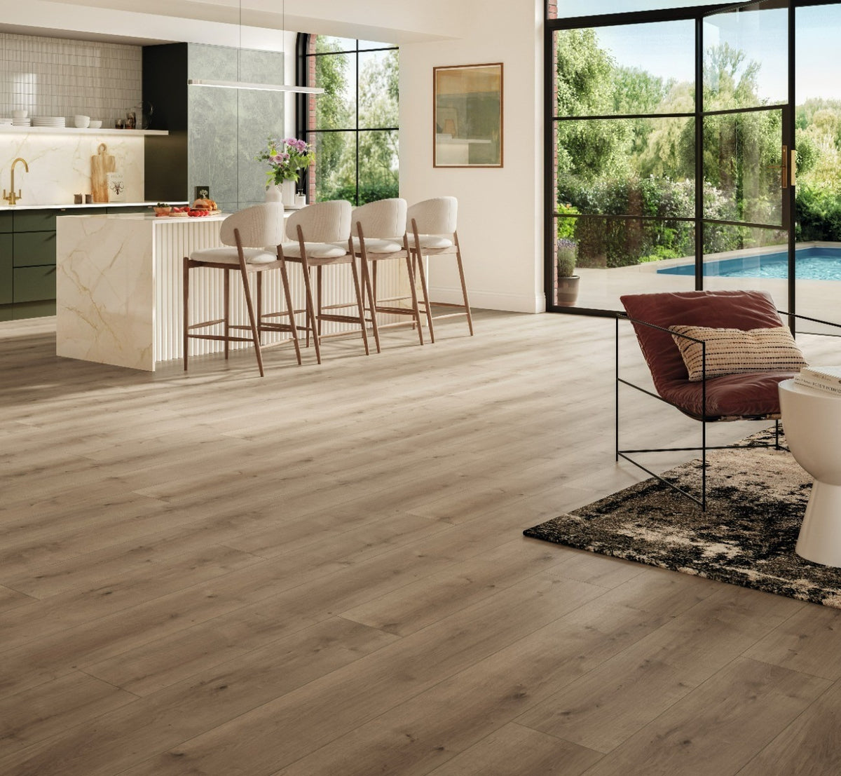 Vaaleanharmaa Parador Modular ONE Oak Pure Pearl Grey -design-lattia avarassa keittiössä ja olohuoneessa