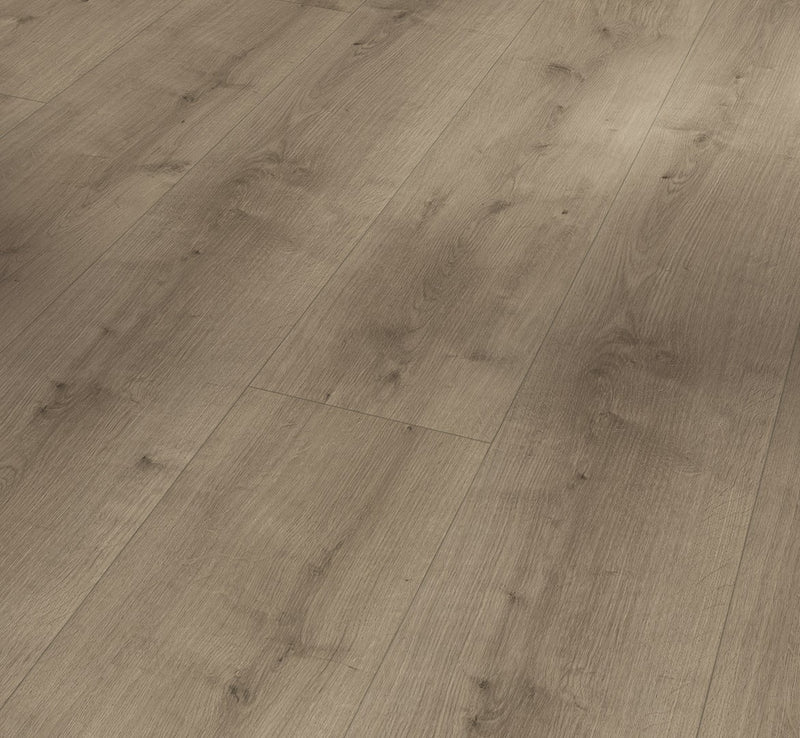 Vaaleanharmaa Parador Modular ONE Oak Pure Pearl Grey -design-lattia asennettuna lattiapinnaksi