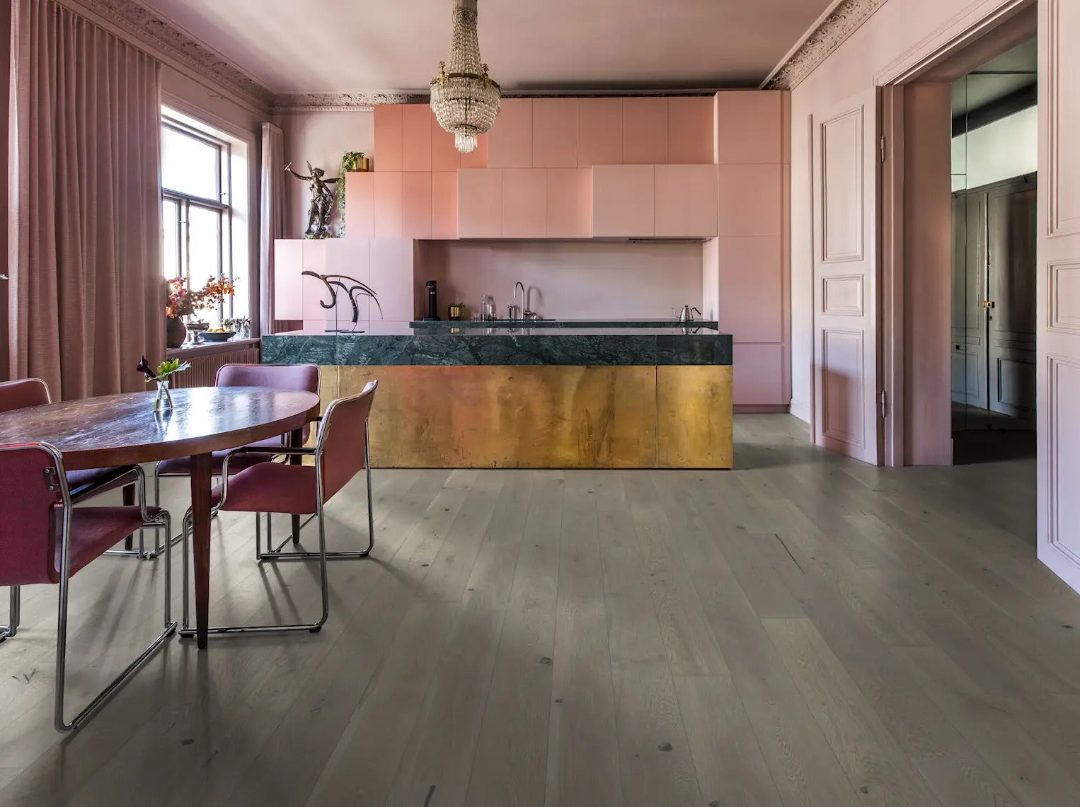 Kährs Tammi Pearl Grey -lankkuparketti asennettuna modernissa vaaleanpunaisessa keittiössä