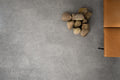 Golvabia Maxwear Stone Portland vinyylikorkkilattia asennettuna olohuoneessa