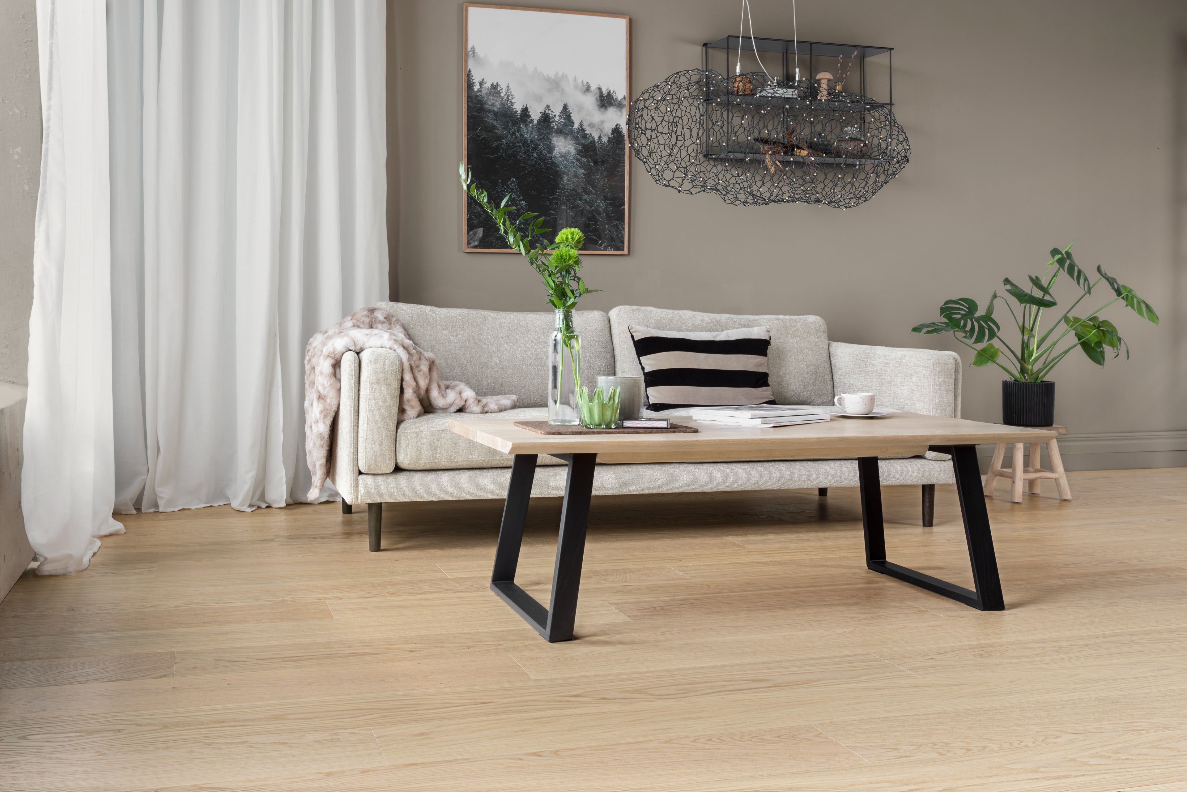 Golvabia Maxwood XL Oak Nature Raw lankkuparketti asennettuna olohuoneessa