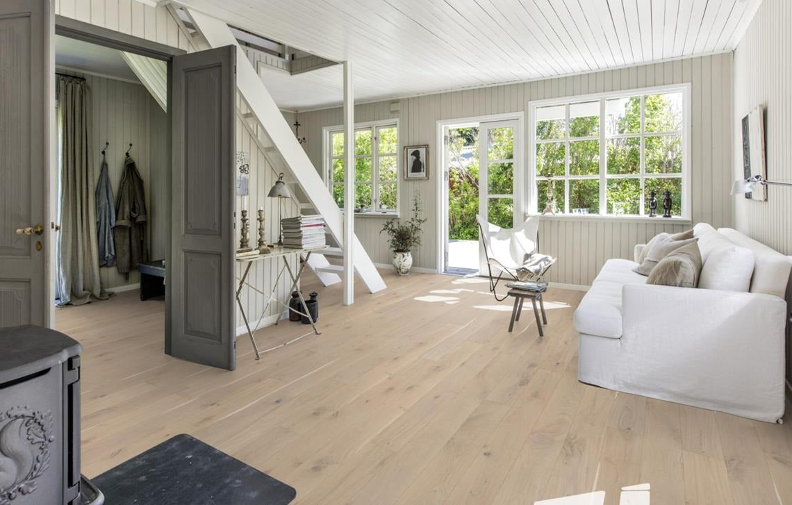 Kährs Tammi Ghost -lankkuparketti asennettuna valoisassa olohuoneessa