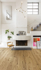 Kährs Tammi Vedbo -lankkuparketti asennettuna valoisassa olohuoneessa takan edessä