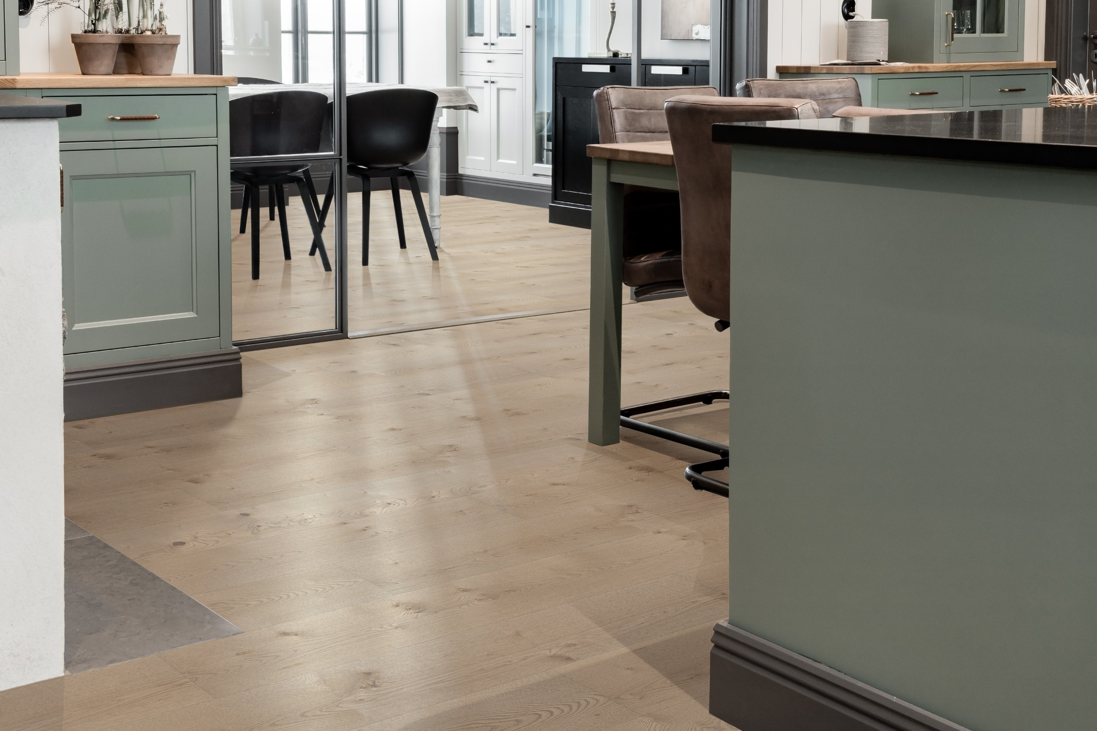 Golvabia Maxwood XL Unique Elegant Grey lankkuparketti asennettuna keittiössä